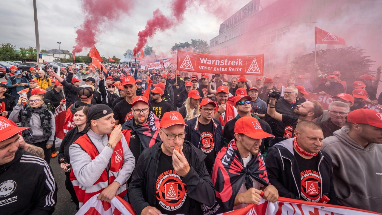 Beschäftigte im Warnstreik bei Musashi