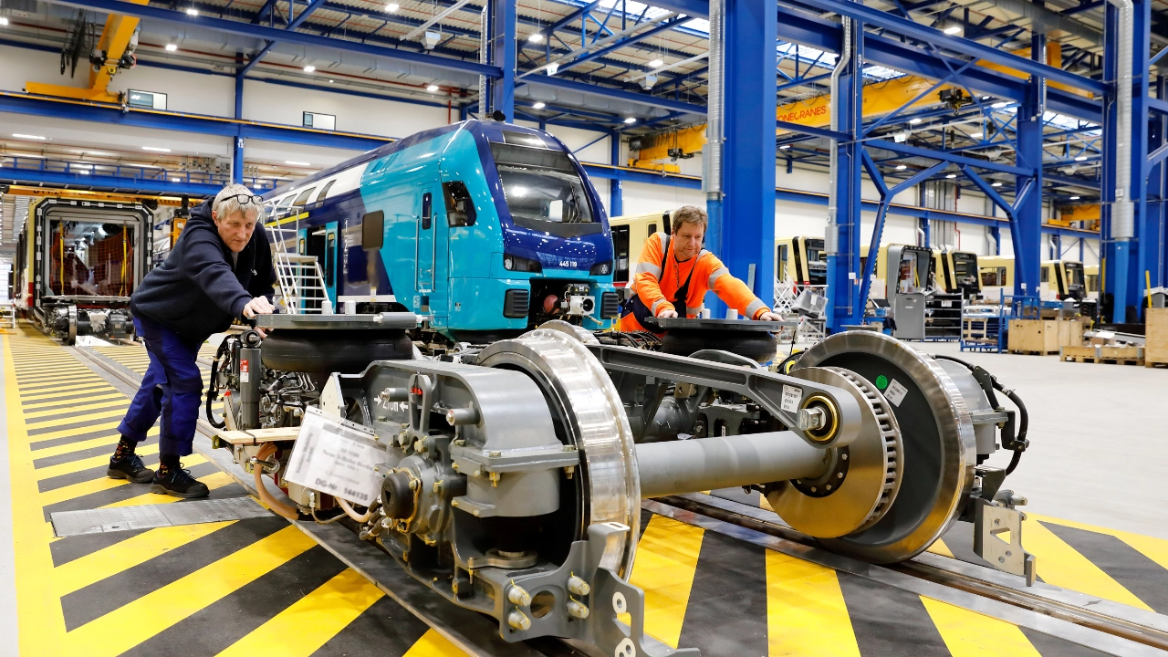 Ein Fahrgestell in Produktion bei Stadler Rail in Berlin