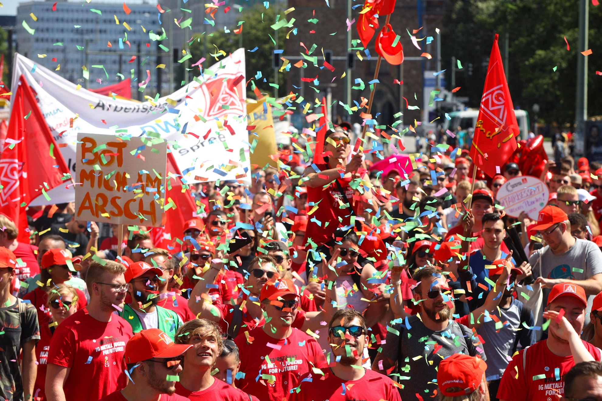 Demonstration von Metallerinnen und Metallern bei der FairWandel-Demo in Berlin im Juni 2019.